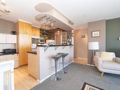 702-647 Michigan St, Victoria, BC - Indoor Photo Showing Kitchen