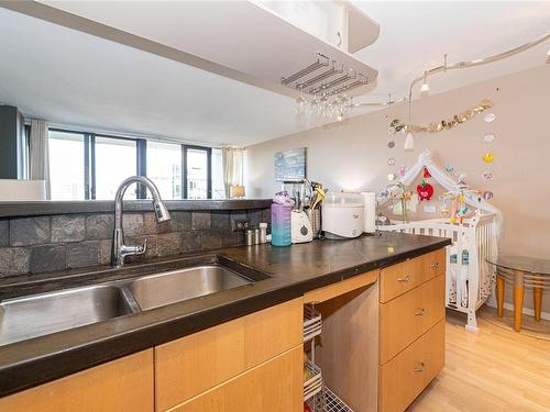 702-647 Michigan St, Victoria, BC - Indoor Photo Showing Kitchen With Double Sink