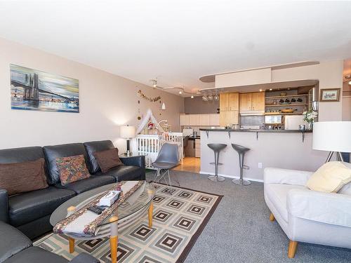 702-647 Michigan St, Victoria, BC - Indoor Photo Showing Living Room