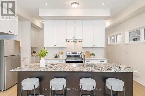 126 Credit Lane, Richmond Hill, ON - Indoor Photo Showing Kitchen With Upgraded Kitchen