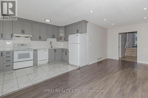 7094 Darcel Avenue, Mississauga, ON - Indoor Photo Showing Kitchen