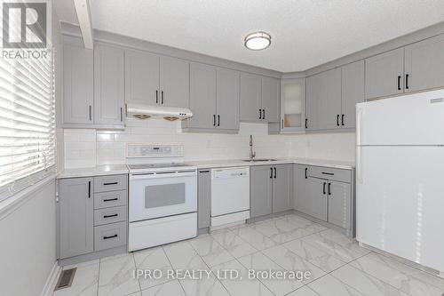 7094 Darcel Avenue, Mississauga, ON - Indoor Photo Showing Kitchen