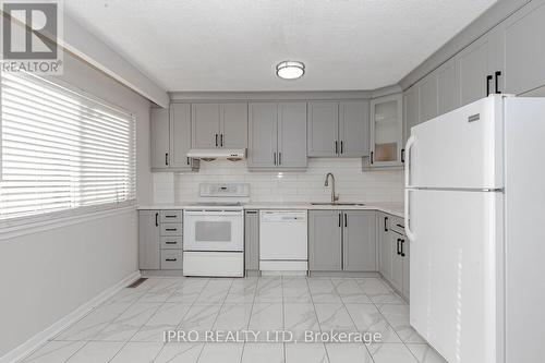 7094 Darcel Avenue, Mississauga, ON - Indoor Photo Showing Kitchen