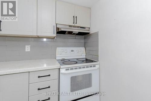 7094 Darcel Avenue, Mississauga, ON - Indoor Photo Showing Kitchen