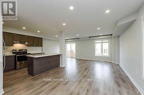 30 Cittadella Boulevard, Hamilton, ON - Indoor Photo Showing Kitchen