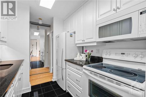 71 Somerset Street W Unit#1006, Ottawa, ON - Indoor Photo Showing Kitchen