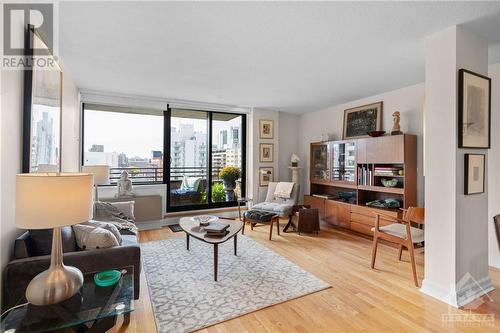 71 Somerset Street W Unit#1006, Ottawa, ON - Indoor Photo Showing Living Room