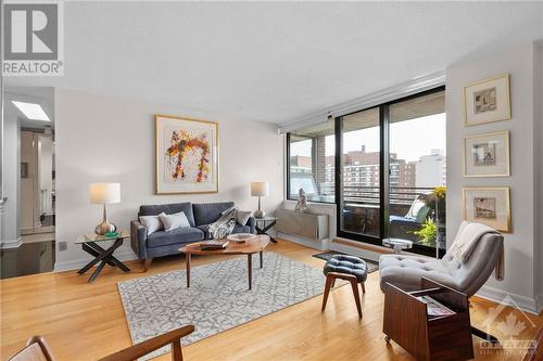 71 Somerset Street W Unit#1006, Ottawa, ON - Indoor Photo Showing Living Room