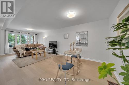 734 Eaglemount Crescent, Mississauga, ON - Indoor Photo Showing Living Room