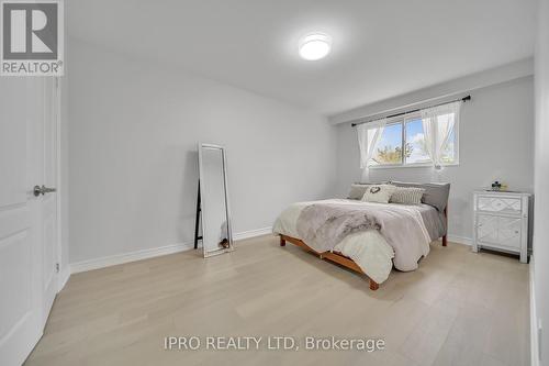 734 Eaglemount Crescent, Mississauga, ON - Indoor Photo Showing Bedroom