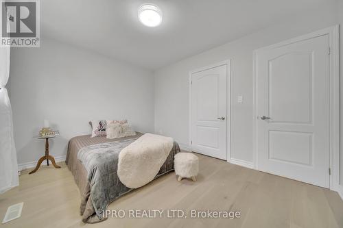 734 Eaglemount Crescent, Mississauga, ON - Indoor Photo Showing Bedroom