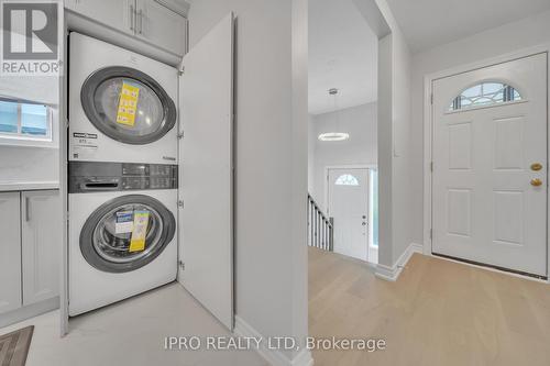 734 Eaglemount Crescent, Mississauga, ON - Indoor Photo Showing Laundry Room