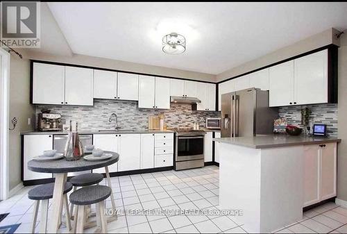 1838 Woodgate Court, Oshawa, ON - Indoor Photo Showing Kitchen With Upgraded Kitchen