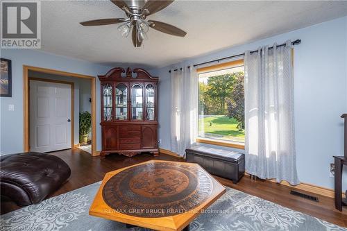 362511 Lindenwood Road, Georgian Bluffs, ON - Indoor Photo Showing Living Room