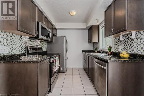 55 Mooregate Crescent Unit# 8, Kitchener, ON - Indoor Photo Showing Kitchen With Upgraded Kitchen