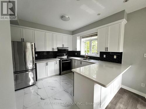 22 Arundel Drive, Vaughan, ON - Indoor Photo Showing Kitchen