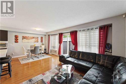 4220 Kelly Farm Drive, Ottawa, ON - Indoor Photo Showing Living Room