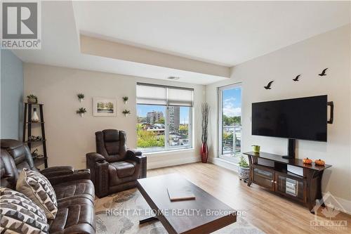 506 - 131 Holland Avenue, Ottawa, ON - Indoor Photo Showing Living Room