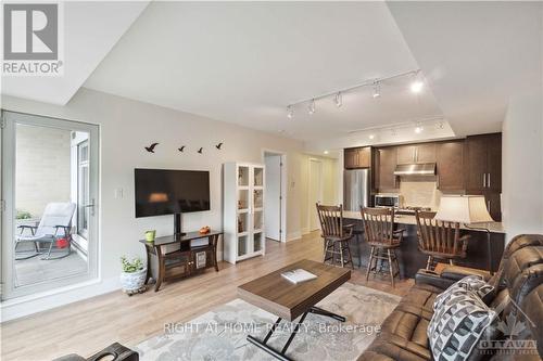 506 - 131 Holland Avenue, Ottawa, ON - Indoor Photo Showing Living Room