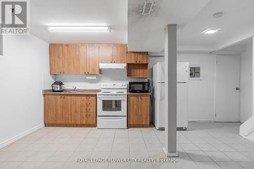 128 Fanshawe Drive, Brampton, ON - Indoor Photo Showing Kitchen