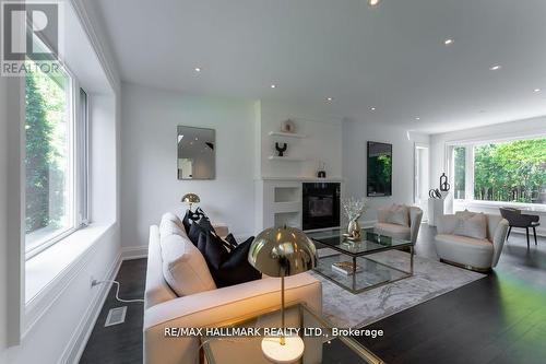 17 Hammok Crescent, Markham, ON - Indoor Photo Showing Living Room