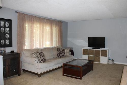 47 Thornhill Bay, Winnipeg, MB - Indoor Photo Showing Living Room