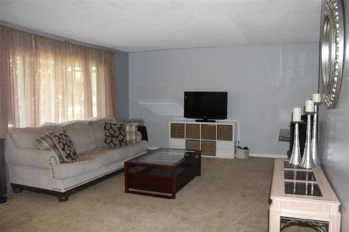 47 Thornhill Bay, Winnipeg, MB - Indoor Photo Showing Living Room