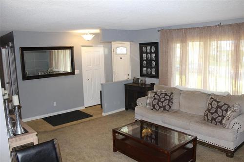 47 Thornhill Bay, Winnipeg, MB - Indoor Photo Showing Living Room