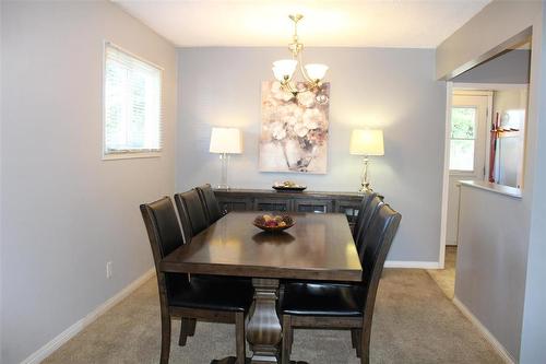 47 Thornhill Bay, Winnipeg, MB - Indoor Photo Showing Dining Room