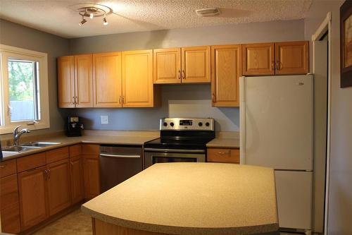 47 Thornhill Bay, Winnipeg, MB - Indoor Photo Showing Kitchen With Double Sink