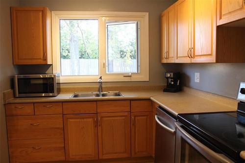 47 Thornhill Bay, Winnipeg, MB - Indoor Photo Showing Kitchen With Double Sink