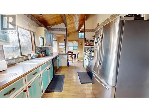 5475 Scuffi Road, 100 Mile House, BC - Indoor Photo Showing Kitchen