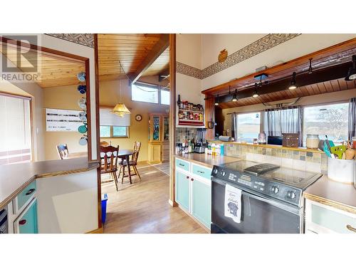 5475 Scuffi Road, 100 Mile House, BC - Indoor Photo Showing Kitchen