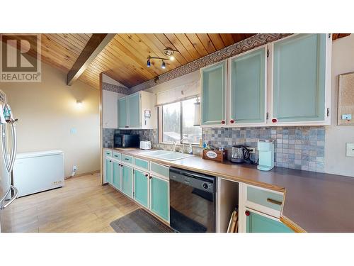 5475 Scuffi Road, 100 Mile House, BC - Indoor Photo Showing Kitchen With Double Sink