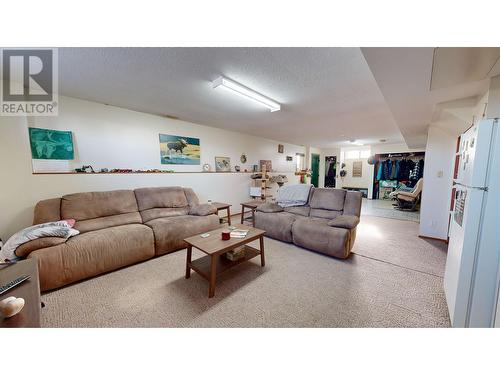 5475 Scuffi Road, 100 Mile House, BC - Indoor Photo Showing Living Room