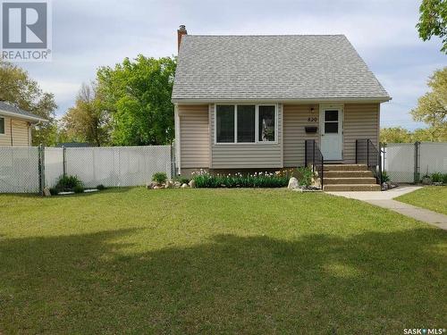 820 Coteau Street W, Moose Jaw, SK - Outdoor