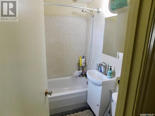 820 Coteau Street W, Moose Jaw, SK - Indoor Photo Showing Bathroom