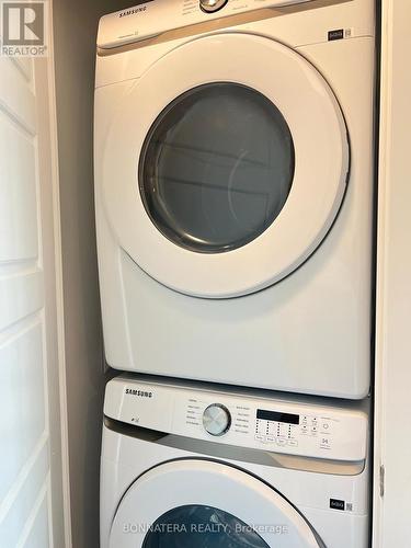 1455 Celebration Drive, Pickering, ON - Indoor Photo Showing Laundry Room