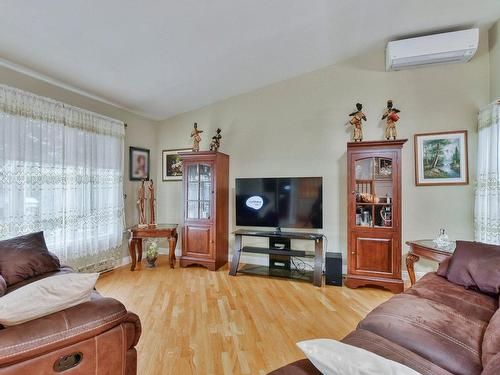 Salon - 337 Rue Courval, Boisbriand, QC - Indoor Photo Showing Living Room