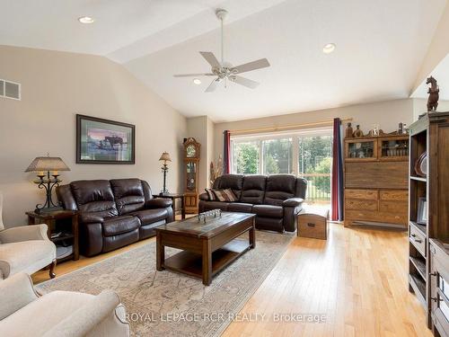 102554 Road 49 Rd, West Grey, ON - Indoor Photo Showing Living Room