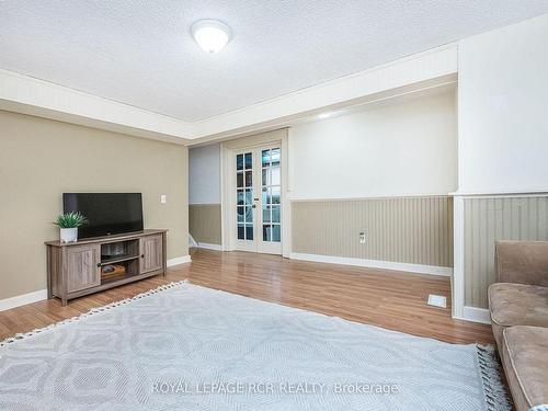 60 Mill St, Southgate, ON - Indoor Photo Showing Living Room