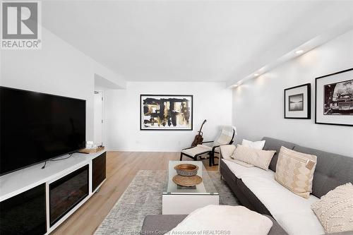 150 Park Street West Unit# 1807, Windsor, ON - Indoor Photo Showing Living Room