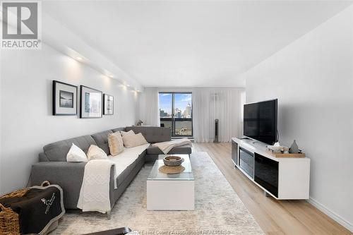 150 Park Street West Unit# 1807, Windsor, ON - Indoor Photo Showing Living Room