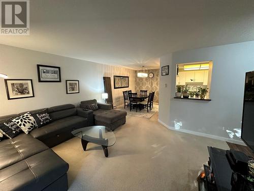 727 Houghton Road Unit# 214, Kelowna, BC - Indoor Photo Showing Living Room