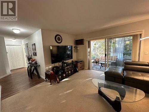 727 Houghton Road Unit# 214, Kelowna, BC - Indoor Photo Showing Living Room