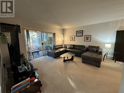 727 Houghton Road Unit# 214, Kelowna, BC - Indoor Photo Showing Living Room