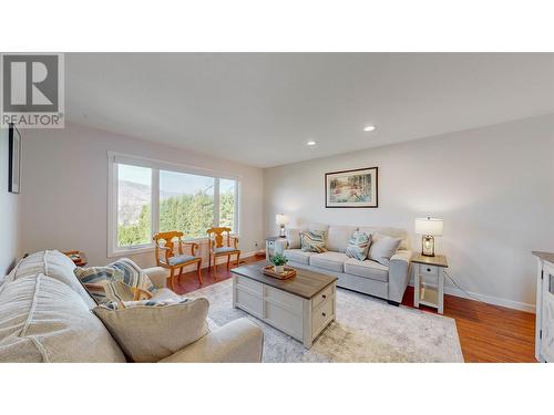 3821 35Th Street, Osoyoos, BC - Indoor Photo Showing Living Room