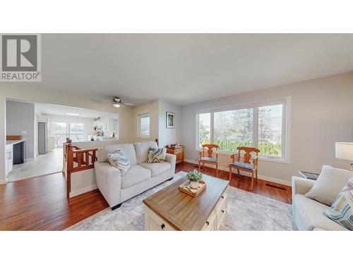 3821 35Th Street, Osoyoos, BC - Indoor Photo Showing Living Room