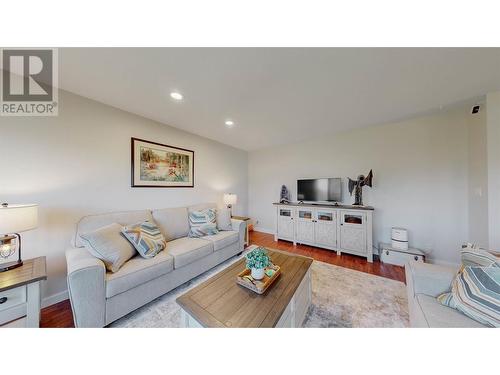 3821 35Th Street, Osoyoos, BC - Indoor Photo Showing Living Room