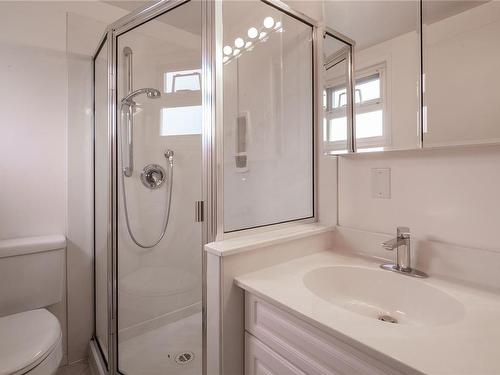 201-978 Heywood Ave, Victoria, BC - Indoor Photo Showing Bathroom